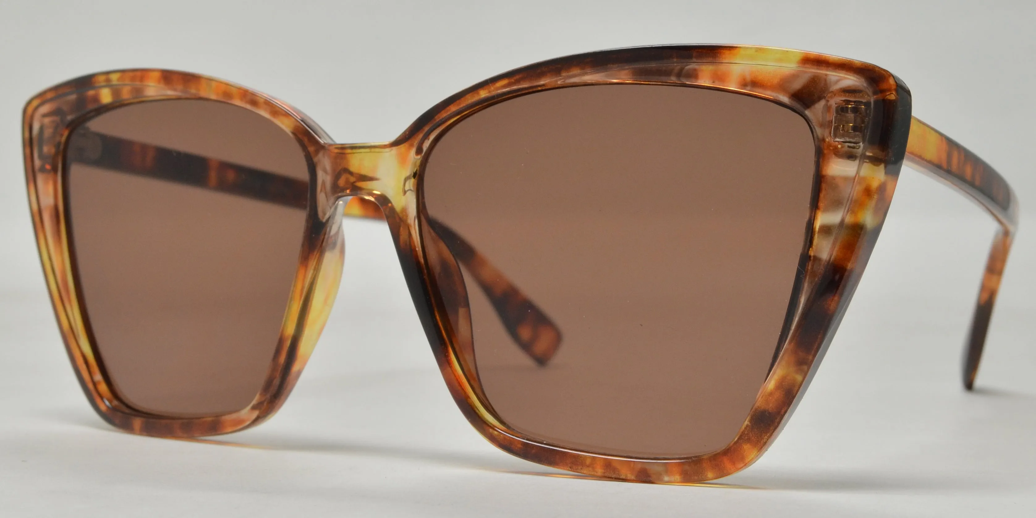 8007 - Plastic Box Cat Eye Sunglasses
